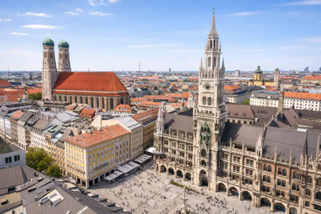 Marienplatz mit Rathaus in München bei Tageslicht Einsatzgebiet von Wichtelpower für Haushaltsauflösung und Entrümpelung